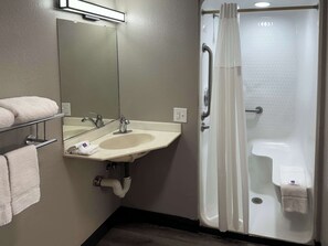 Accessible bathroom - Motel 6 Bradenton, FL (Bradenton)