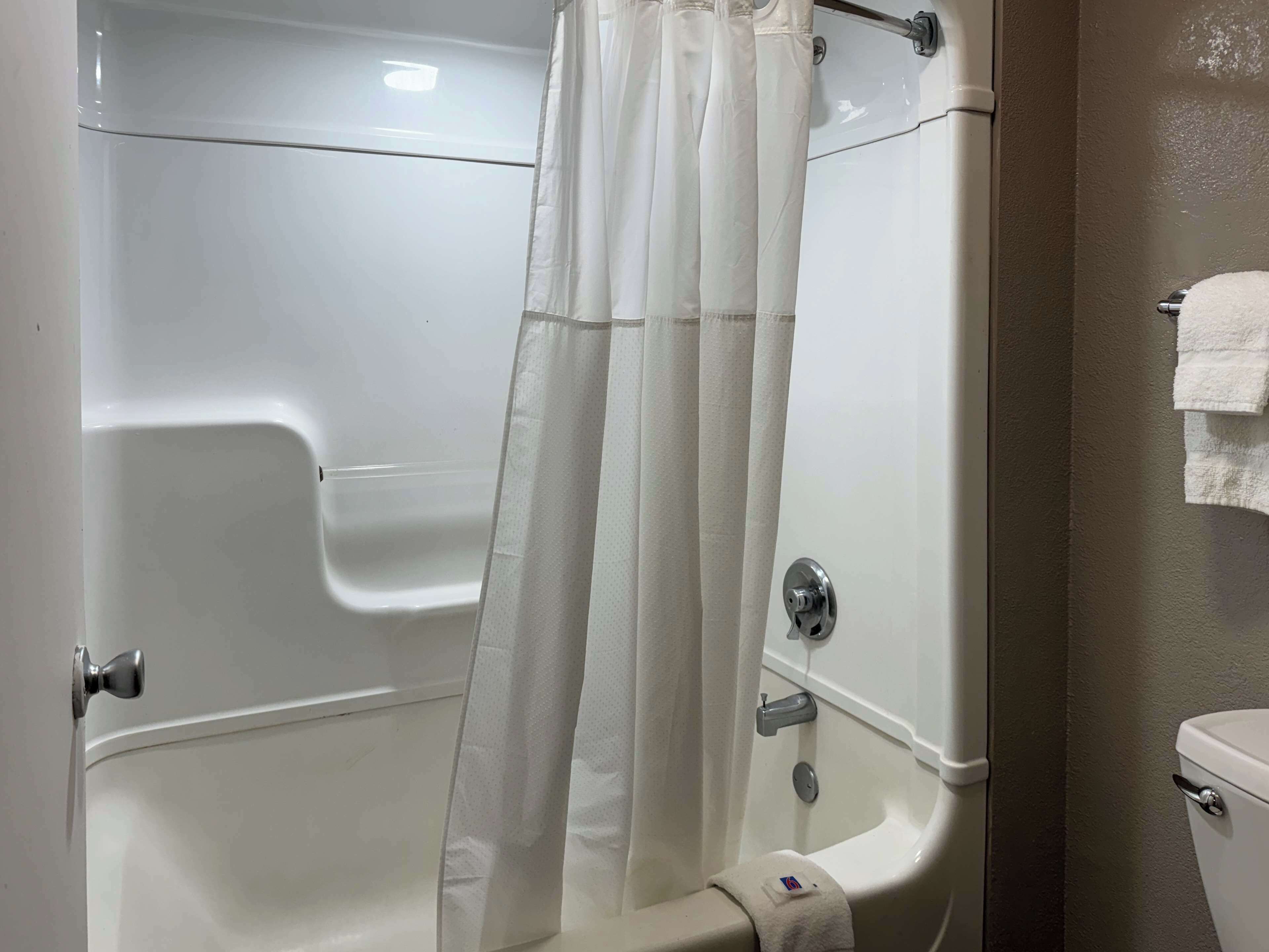 Bañera con ducha, toallas