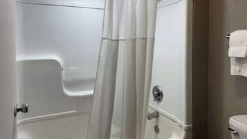 Bañera con ducha, toallas
