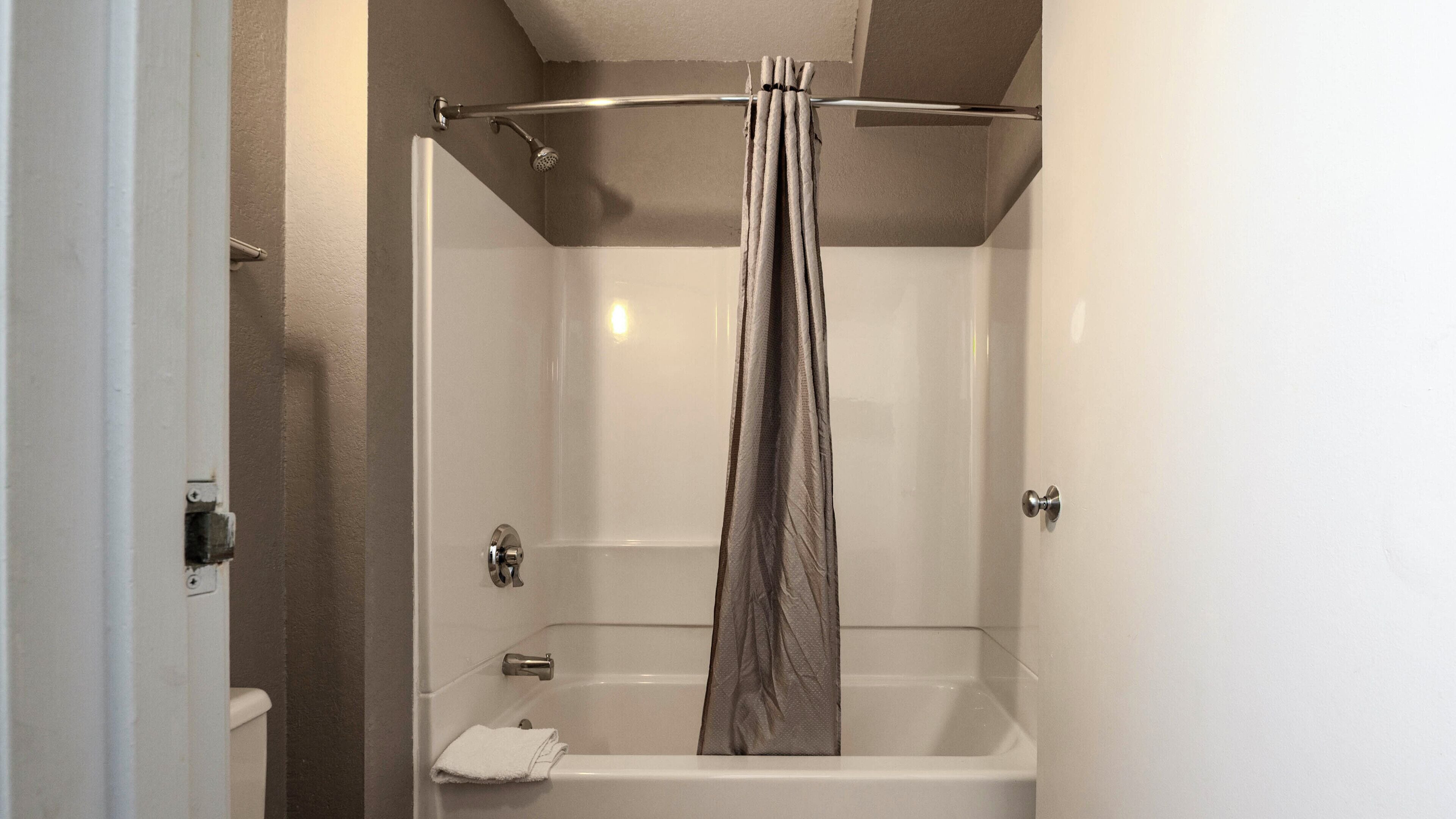 Combined shower/bathtub, towels