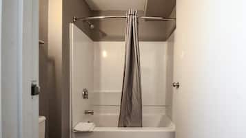 Combined shower/bathtub, towels