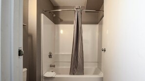 Combined shower/bathtub, towels - Motel 6 Wethersfield, CT - Hartford (Wethersfield)