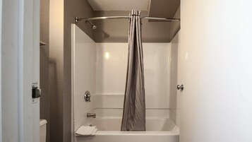 Combined shower/tub, towels