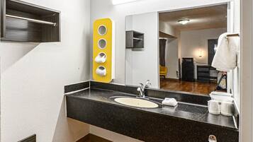 Combined shower/tub, towels