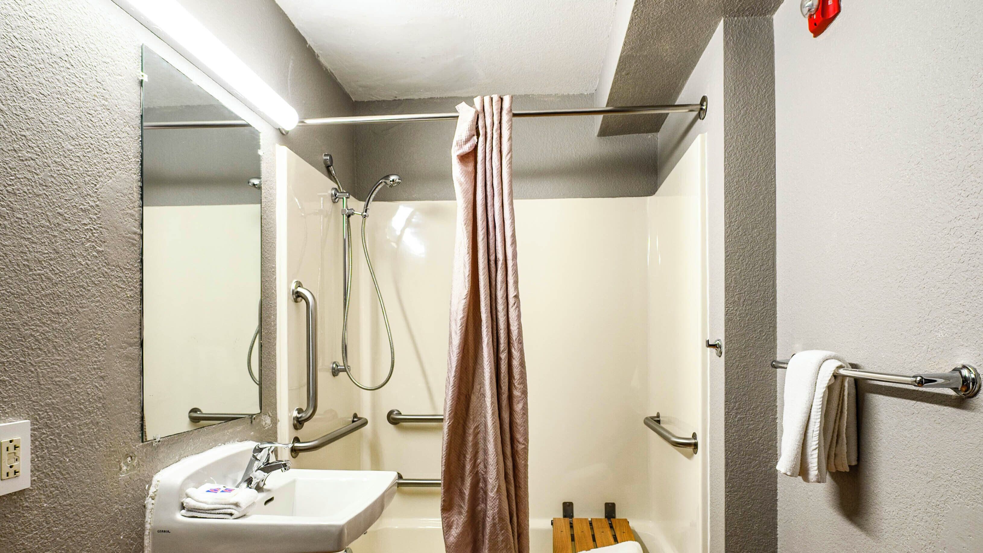 Ducha y bañera combinadas y toallas