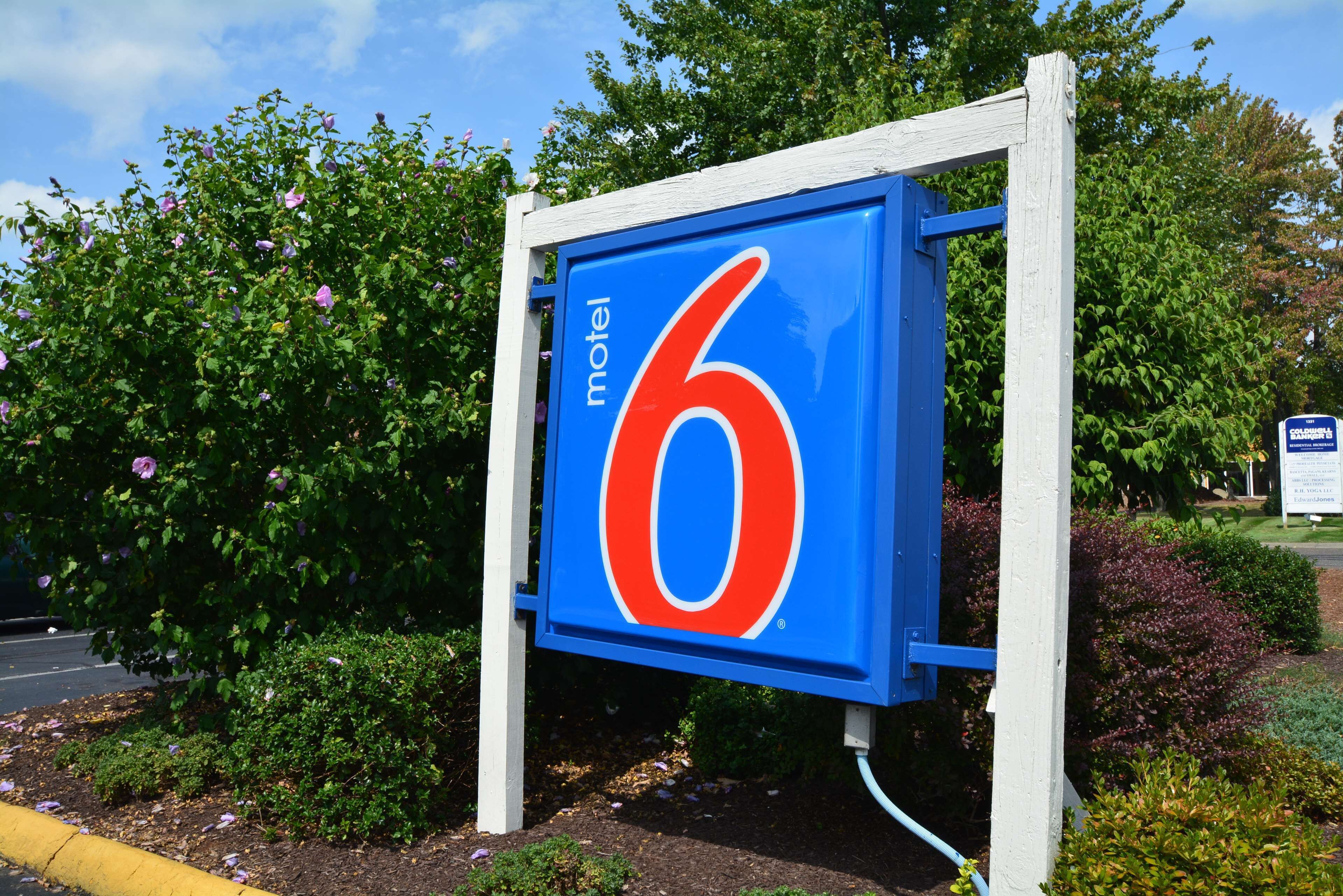 A motel sign with the number 6.