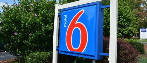 A motel sign with the number 6.