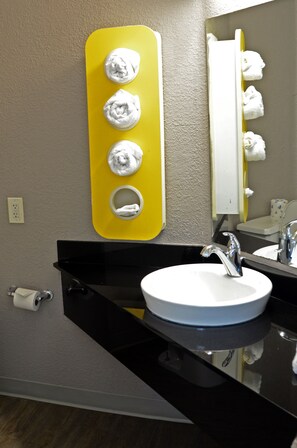 Combined shower/tub, towels