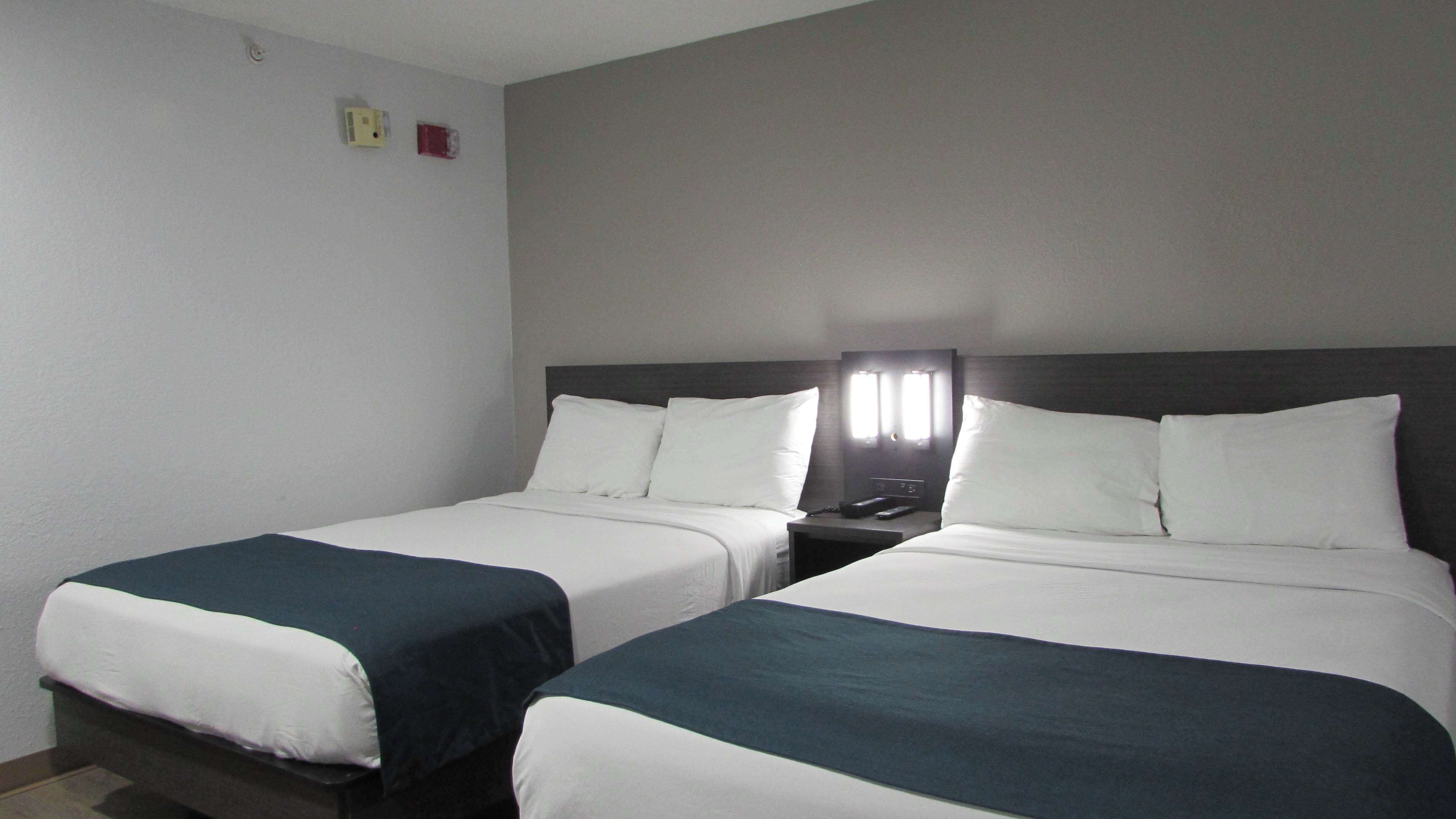 Combined shower/tub, towels