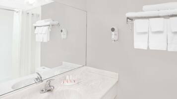 Een bad/douchecombinatie, gratis toiletartikelen, een haardroger