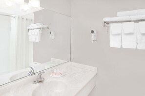 Combined shower/bathtub, free toiletries, hair dryer, towels