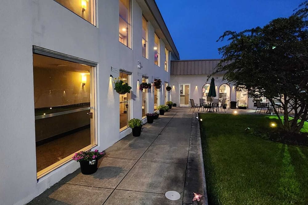Super 8 by Wyndham Morton Grove/Chicago