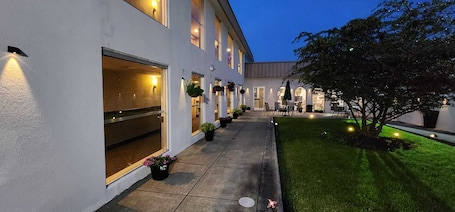 Doppelzimmer, 2 Doppelbetten | Terrasse/Patio. Super 8 by Wyndham Morton Grove/Chicago