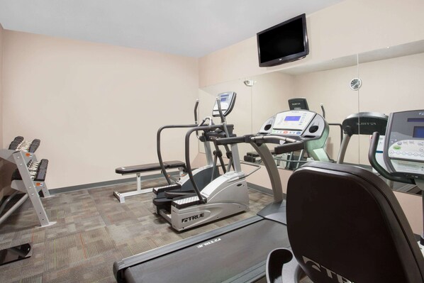 A fitness center with treadmills, stationary bikes, and a weight machine. - Wingate by Wyndham - Columbia (Columbia)