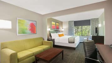 Deluxe-huone, 1 suuri parisänky, tupakointi kielletty | Pillowtop-patjalliset sängyt, työpöytä