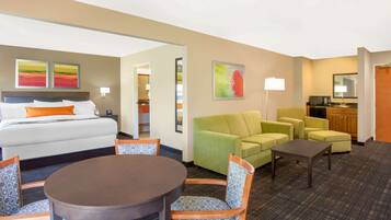 Deluxe-studiosviitti, 1 suuri parisänky, tupakointi kielletty | Pillowtop-patjalliset sängyt, työpöytä