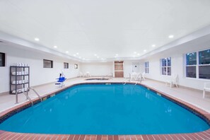 Indoor pool, sun loungers