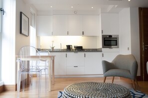 Køleskab/fryser i fuld størrelse, mikrobølgeovn, ovn, kogeplade