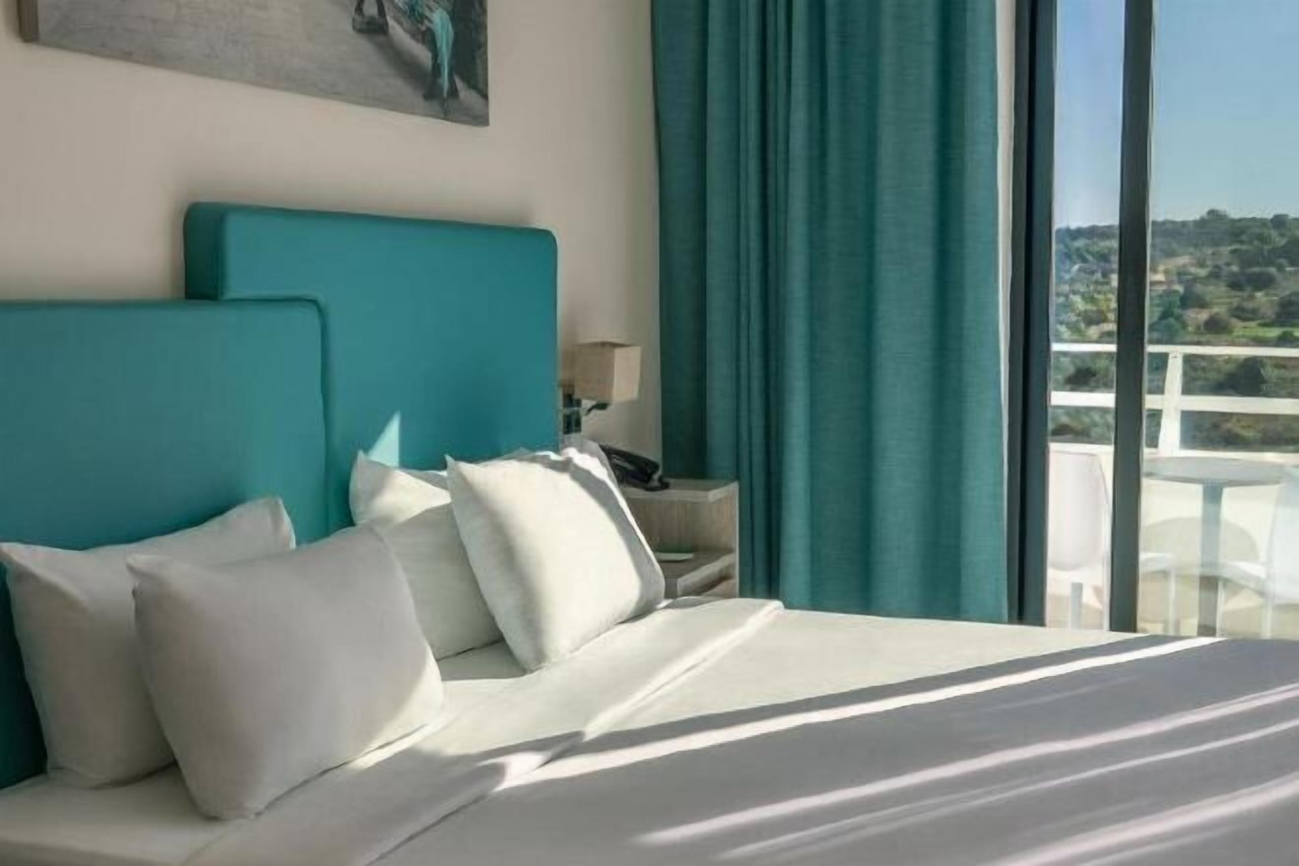 Minibar, Zimmersafe, Schreibtisch, kostenloses WLAN