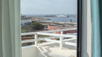 Habitación estándar, balcón, vistas parciales al mar | Minibar, caja fuerte, escritorio y wifi gratis