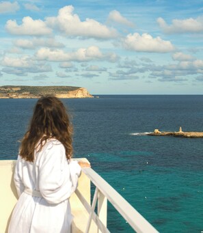 Superior Double Room (Superior Seaview Room) | Minibar, in-room safe, desk, free WiFi