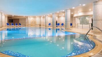 Kolam renang indoor dan kolam renang outdoor musiman