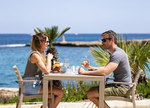 3 restaurants, breakfast, lunch, dinner served; international cuisine 