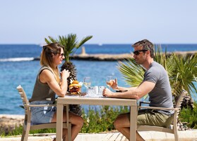 3 restaurants, breakfast, lunch, dinner served; international cuisine