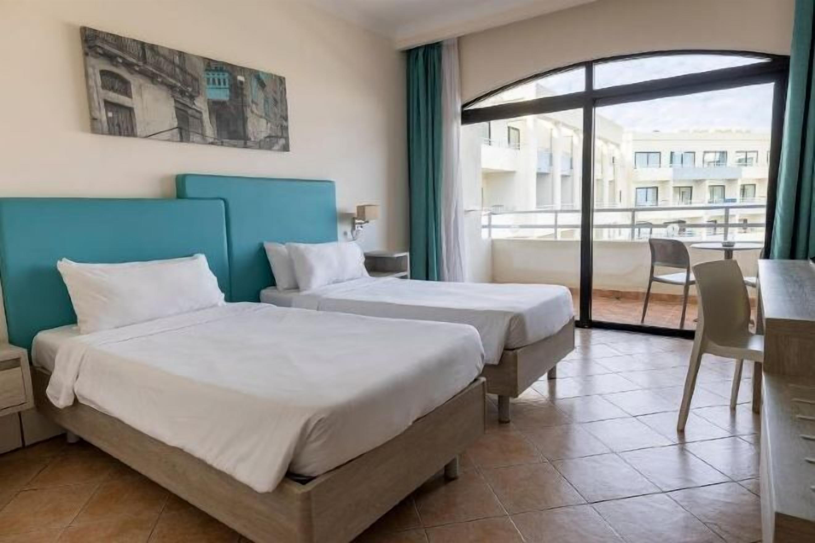 Een minibar, een kluis op de kamer, een bureau, gratis wifi