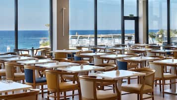 3 restaurantes; se sirven desayunos, almuerzos y cocina internacional