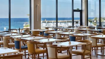 Breakfast, lunch, dinner served; international cuisine, ocean views 