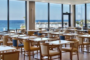 Breakfast, lunch, dinner served; international cuisine, sea views 