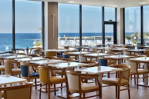 Breakfast, lunch, dinner served; international cuisine, sea views 