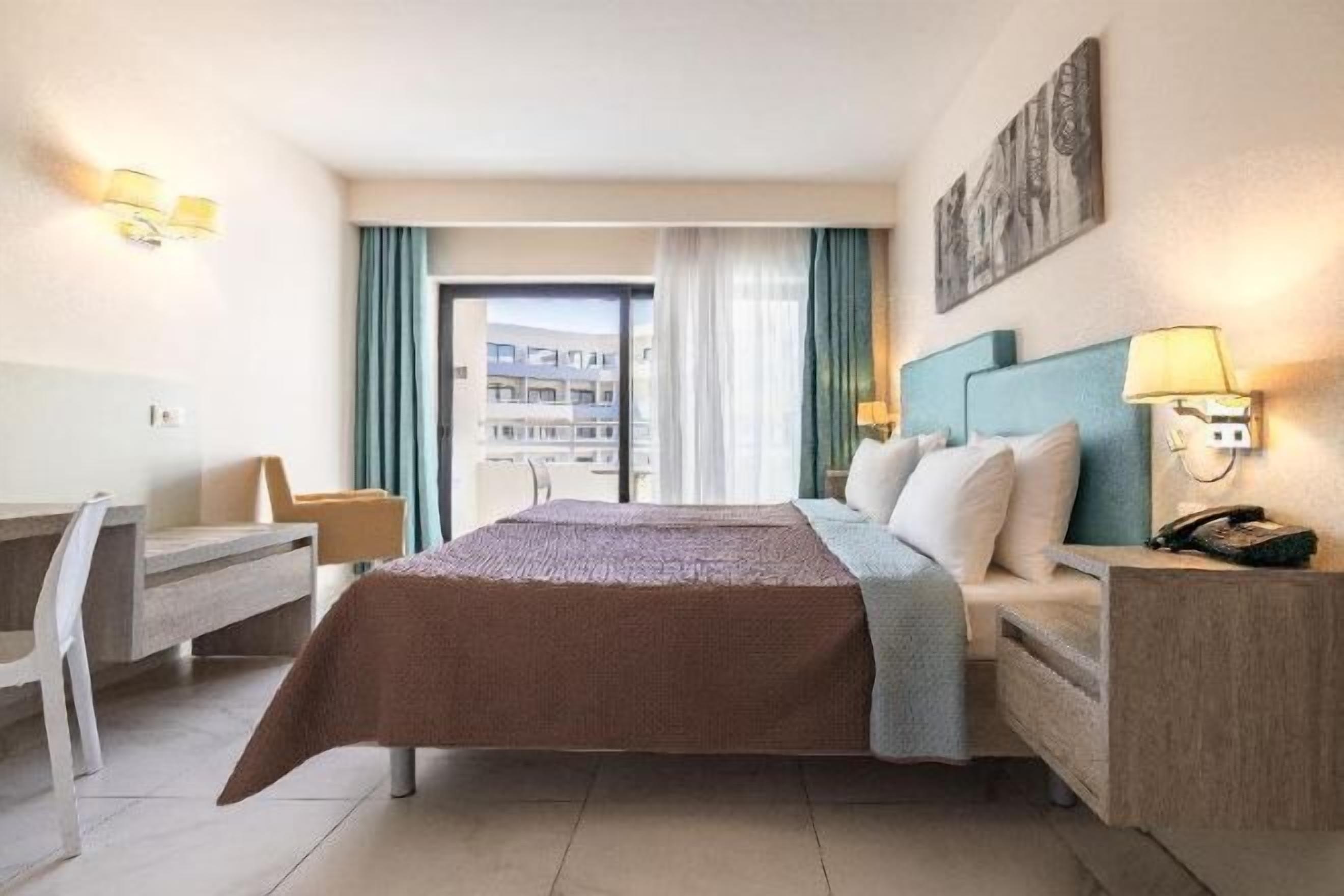 Minibar, Zimmersafe, Schreibtisch, kostenloses WLAN