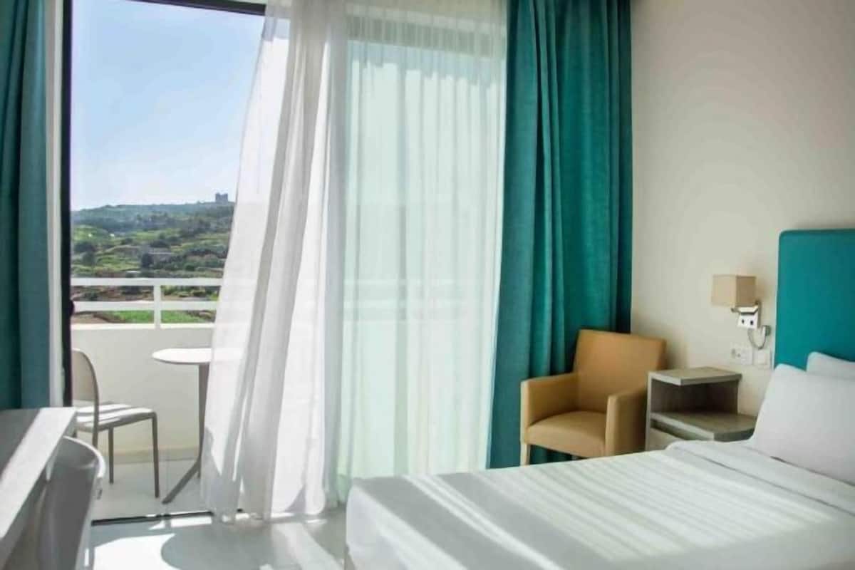 Minibar, in-room safe, desk, free WiFi