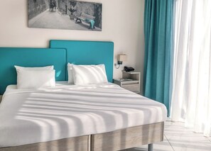 Quadrupla Comfort, vista piscina | Minibar, una cassaforte in camera, una scrivania, Wi-Fi gratuito