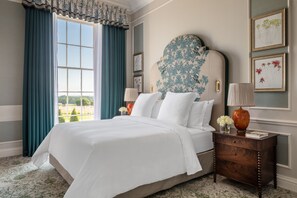 Sviitti, tupakointi sallittu (William Godson) | Allergiatestatut vuodevaatteet, untuvapeitot, minibaari