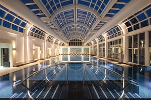 2 piscines couvertes, chaises longues
