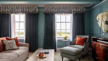 Room (Oliver King Parlour) | Hypo-allergenic bedding, down comforters, minibar, in-room safe