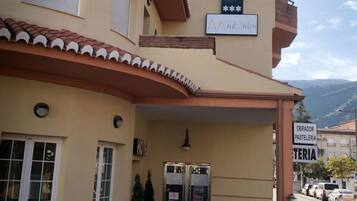 Petit-déjeuner et déjeuner servis sur place, restauration en plein air