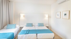 Een bureau, verduisterende gordijnen, gratis babybedden, gratis wifi