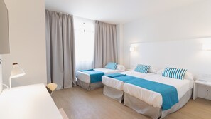 Desk, blackout curtains, free cots/infant beds, free WiFi - BLUESEA Costa Serena (Torremolinos)