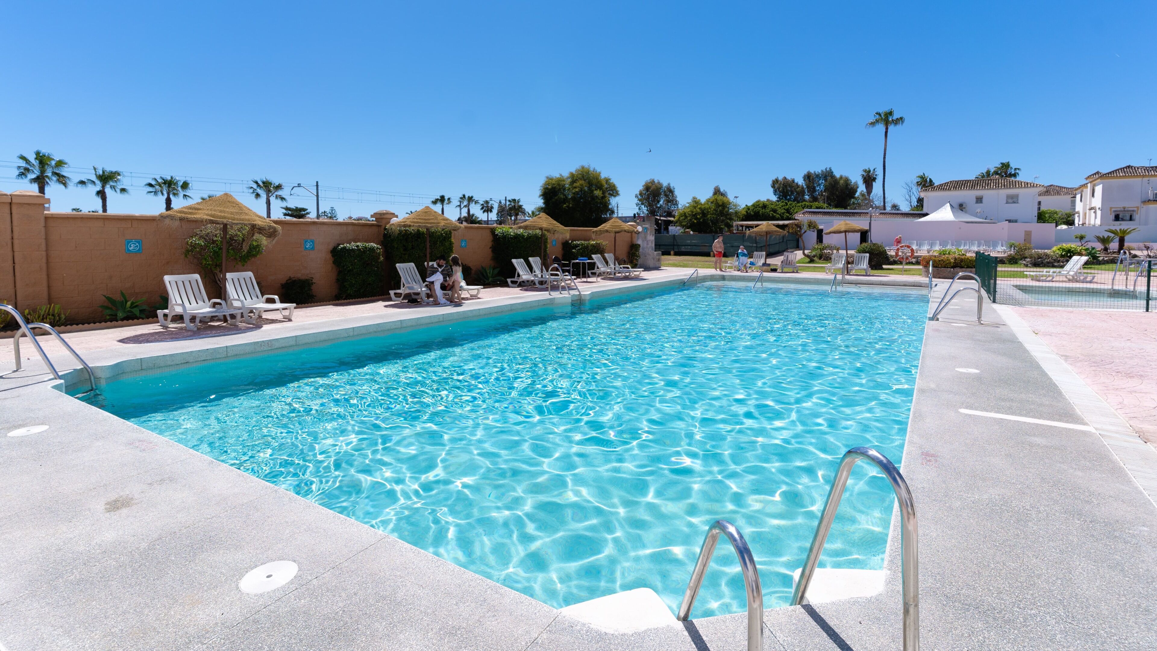 Piscina a l'aire lliure, para-sols i gandules 
