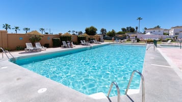 Piscina a l'aire lliure, para-sols i gandules