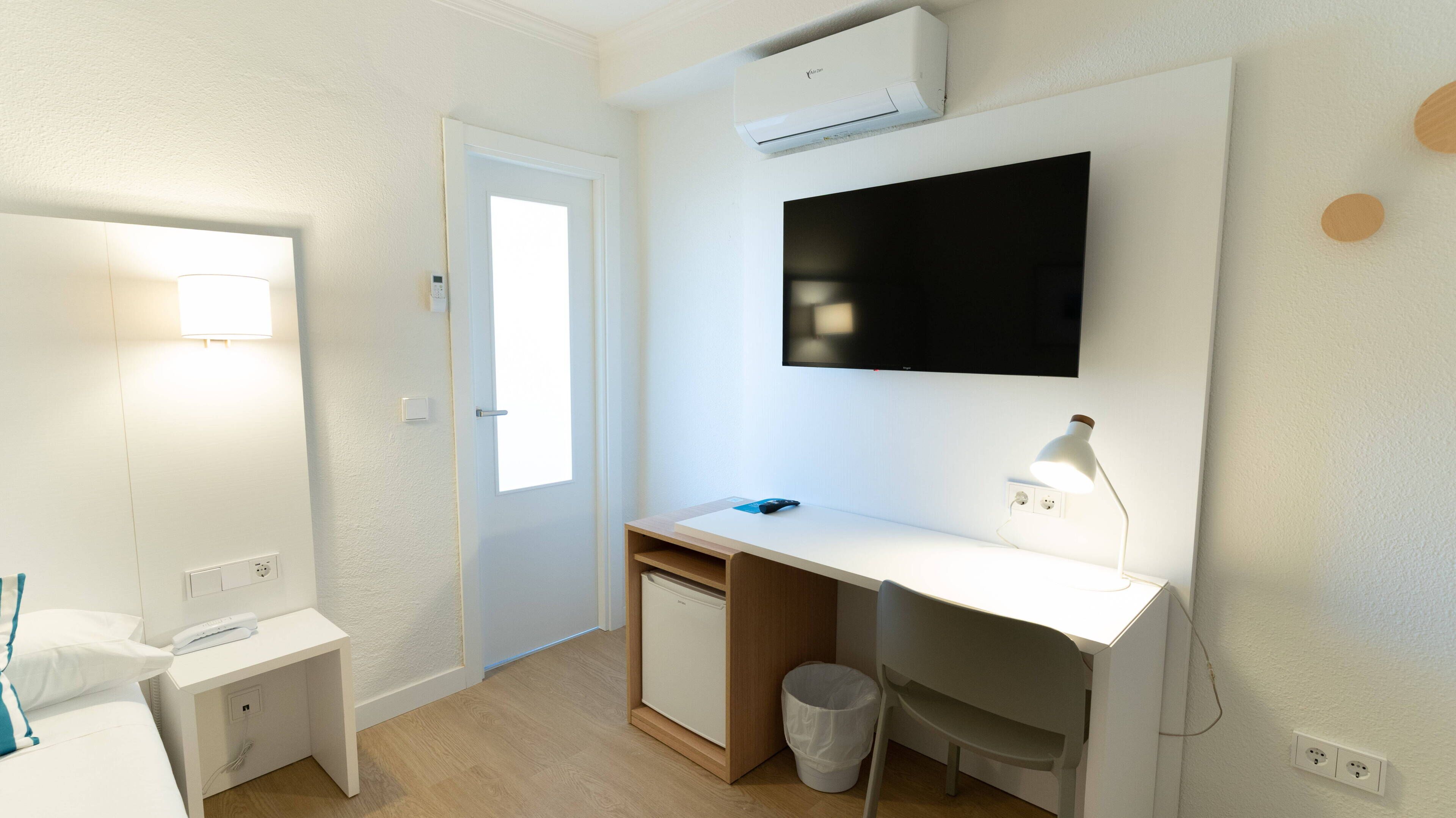 Quarto Solteiro | Escrivaninha, cortinas blackout, berços grátis, Wi-Fi de cortesia
