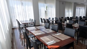 Serveert ontbijt, lunch, diner, internationale gerechten 