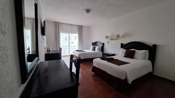 Habitación Deluxe, 2 camas matrimoniales (DE LUJO) | Caja de seguridad en la habitación y escritorio