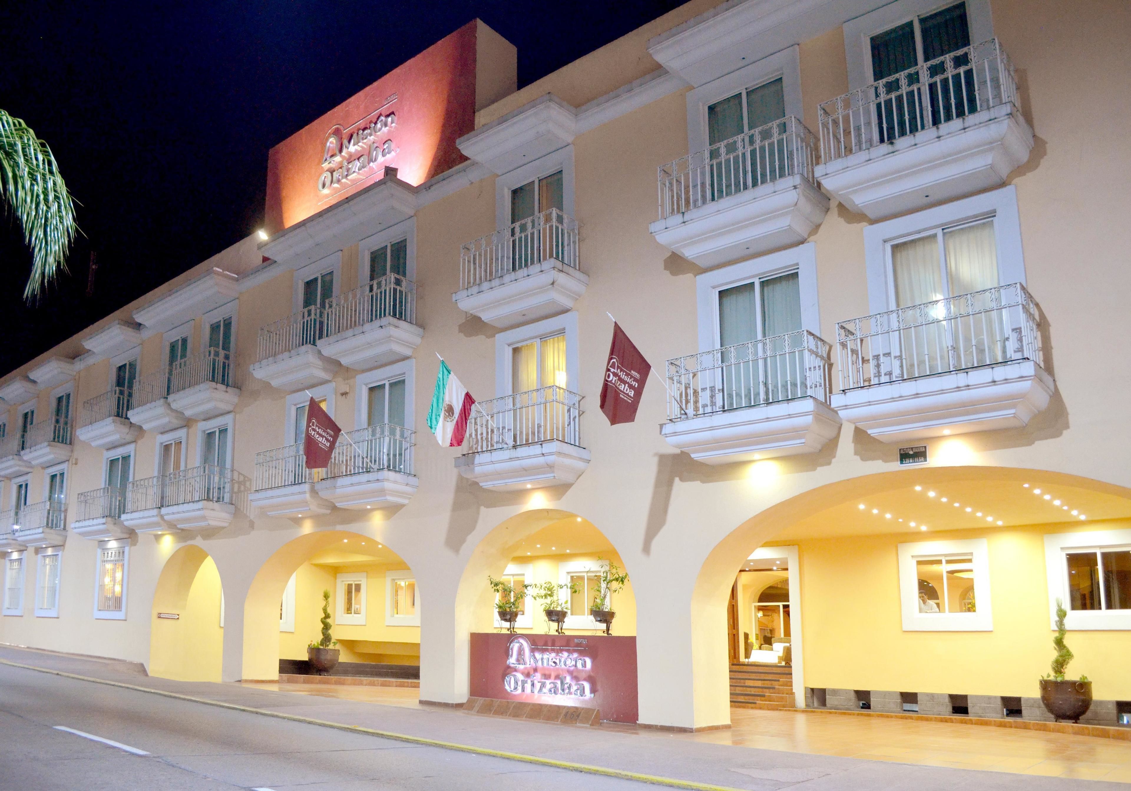 Ett hotell med flera balkonger, välvda entréer och en skylt med texten ”Hotel Orizaba”.