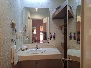 Room (Dog Friendly) | Bathroom | Shower, free toiletries, hair dryer, towels - Hotel Misión Orizaba (Orizaba)