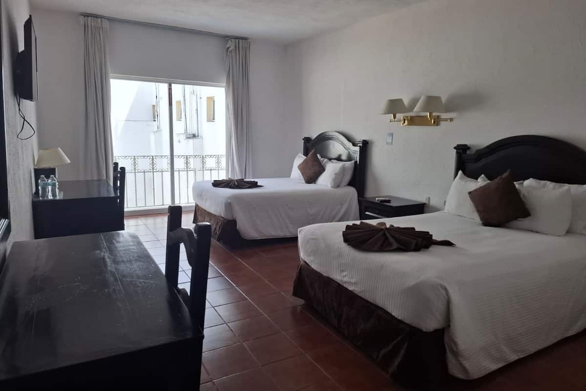 Habitación, 2 camas matrimoniales (Preferencial) | Caja de seguridad en la habitación y escritorio